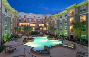 Stylish Open Concept Apt with King Bed, walking distance from NRG Texans Stadium, 1 mile to Med Center, Free Parking